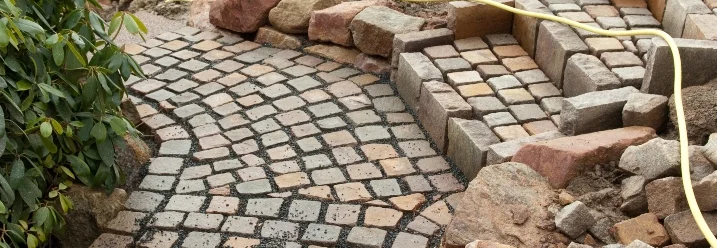 Gepflasterter Gartenweg mit Stufen